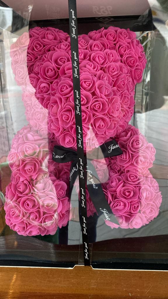 Oso de rosas rosadas